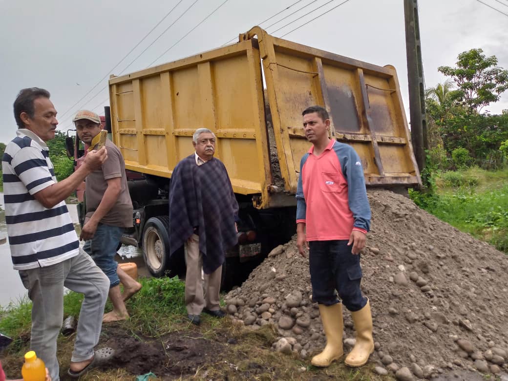 Resuelve la Gobernación de Barinas tapando con granzón los problemas de vialidad agrícola 