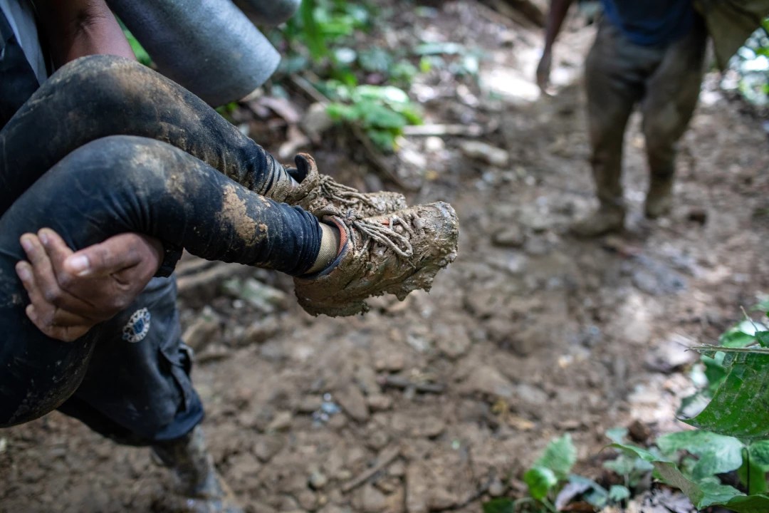 “Vamos a guerrear y la vamos a ayudar”: Venezolanos salvan a mujer abandonada en la selva del Darién (VIDEO)