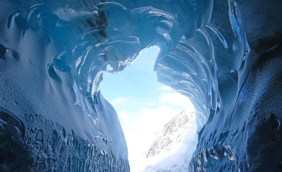 ¿Cuál es el curioso origen de las misteriosas cuevas de cristal de Islandia?