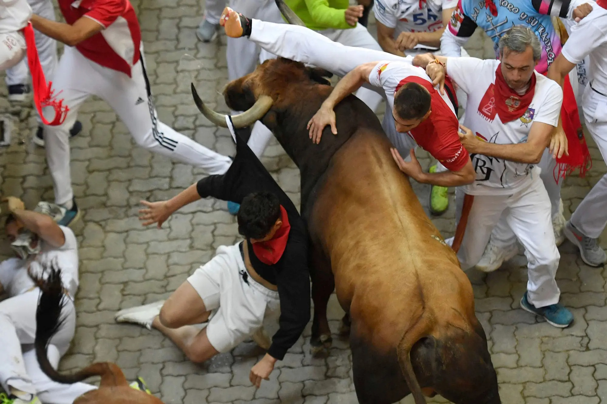 Imágenes espeluznantes: Estadounidense fue corneado por un toro durante los Sanfermines