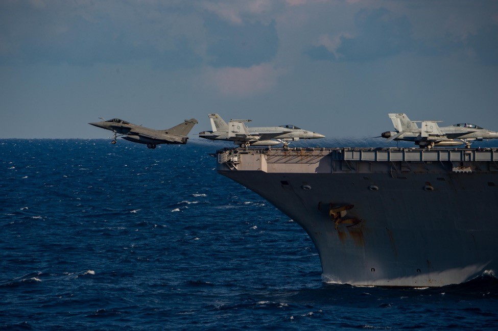 La insólita caída al mar de un F-18 de la Armada de EEUU desde el portaaviones USS Truman