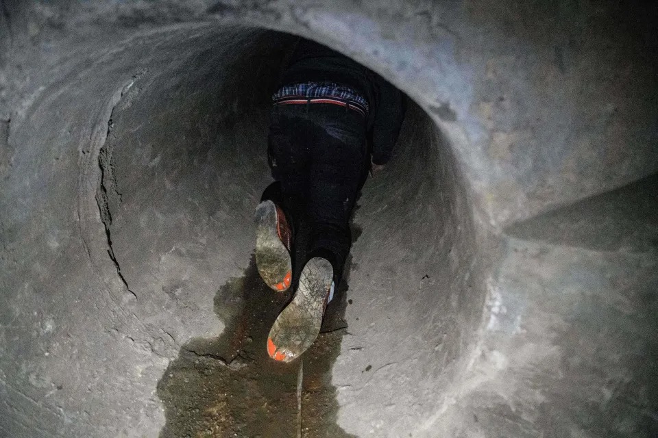 Abuela saltó a un tanque de aguas residuales para rescatar a su nieto y el VIDEO se viraliza