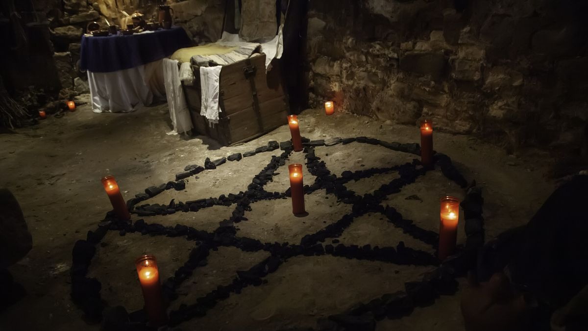 La furia de los padres se desborda cuando escuela en EEUU permite “club de Satanás” para niños