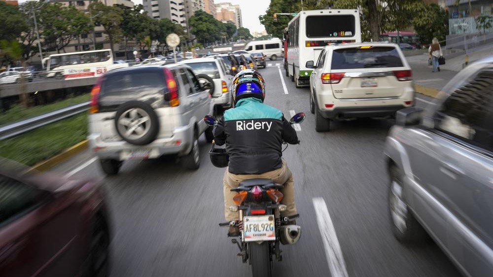 Ride-sharing apps rise in Venezuela as public transit decays