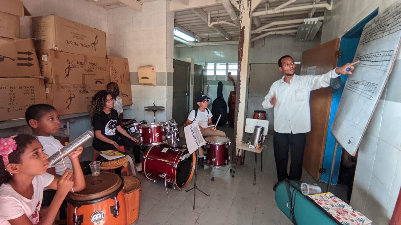 Niños y jóvenes del Núcleo de la Orquesta Sinfónica en el Sur del Lago ensayan “donde pueden”