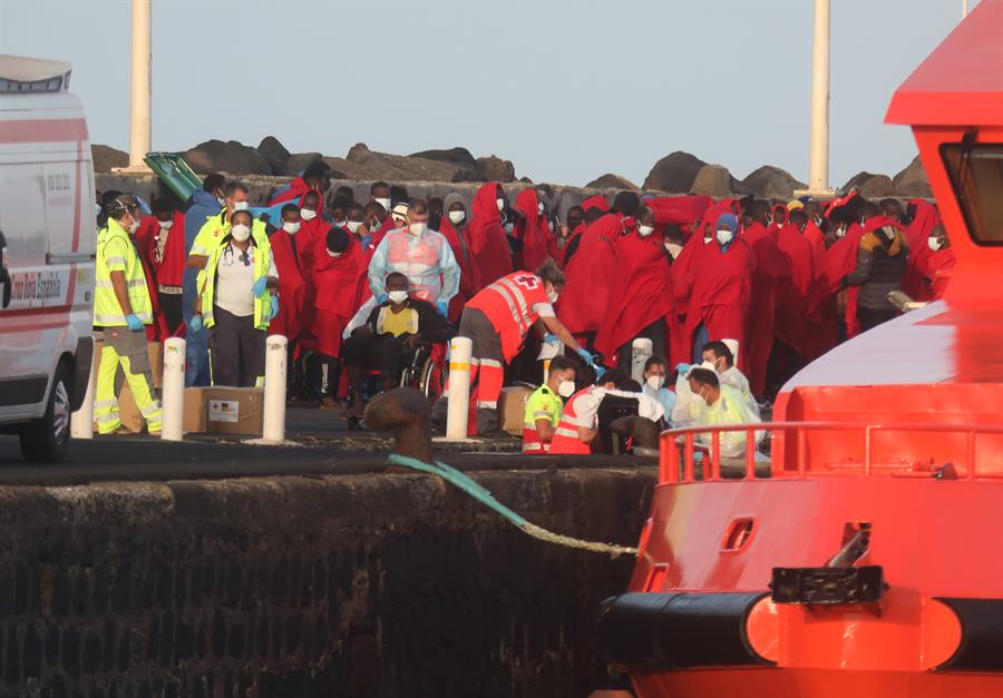 Rescatan a más de 300 migrantes en Islas Canarias: reportan un niño en estado grave