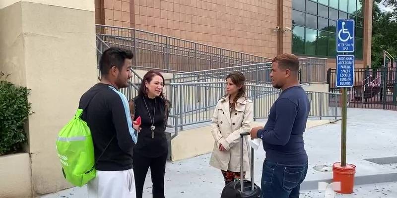 Drama en EEUU: Venezolanos recién llegados pasan la noche a la intemperie con tal de recibir ayuda