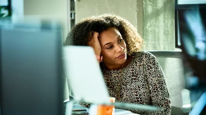 Qué es la languidez, el estado en el que no estás deprimido pero tampoco entusiasmado… y qué hacer si te sientes así