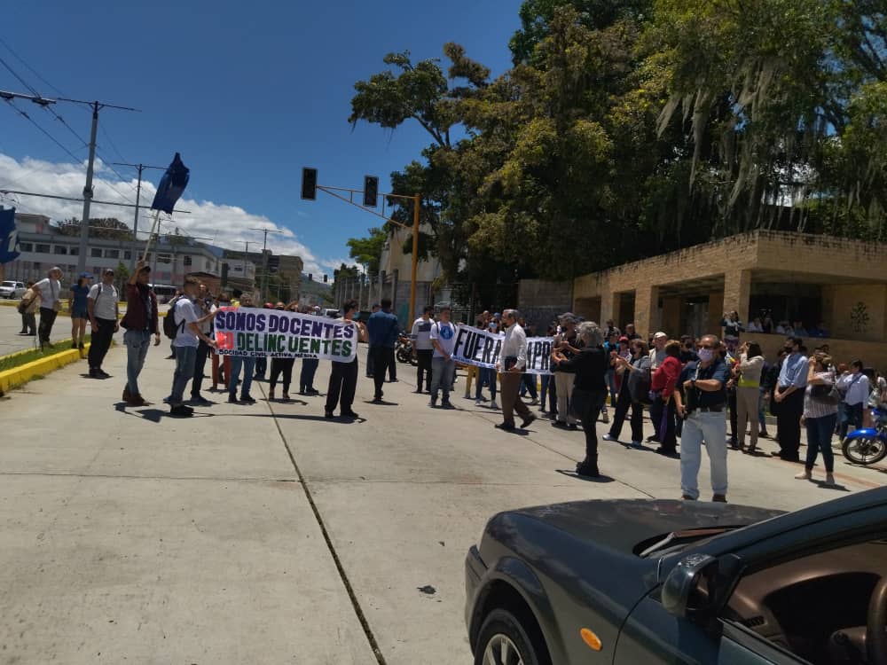 Trabajadores de la ULA sesionaron en la calle para rechazar el robo del bono vacacional mientras la GNB los tenía “vigilados”