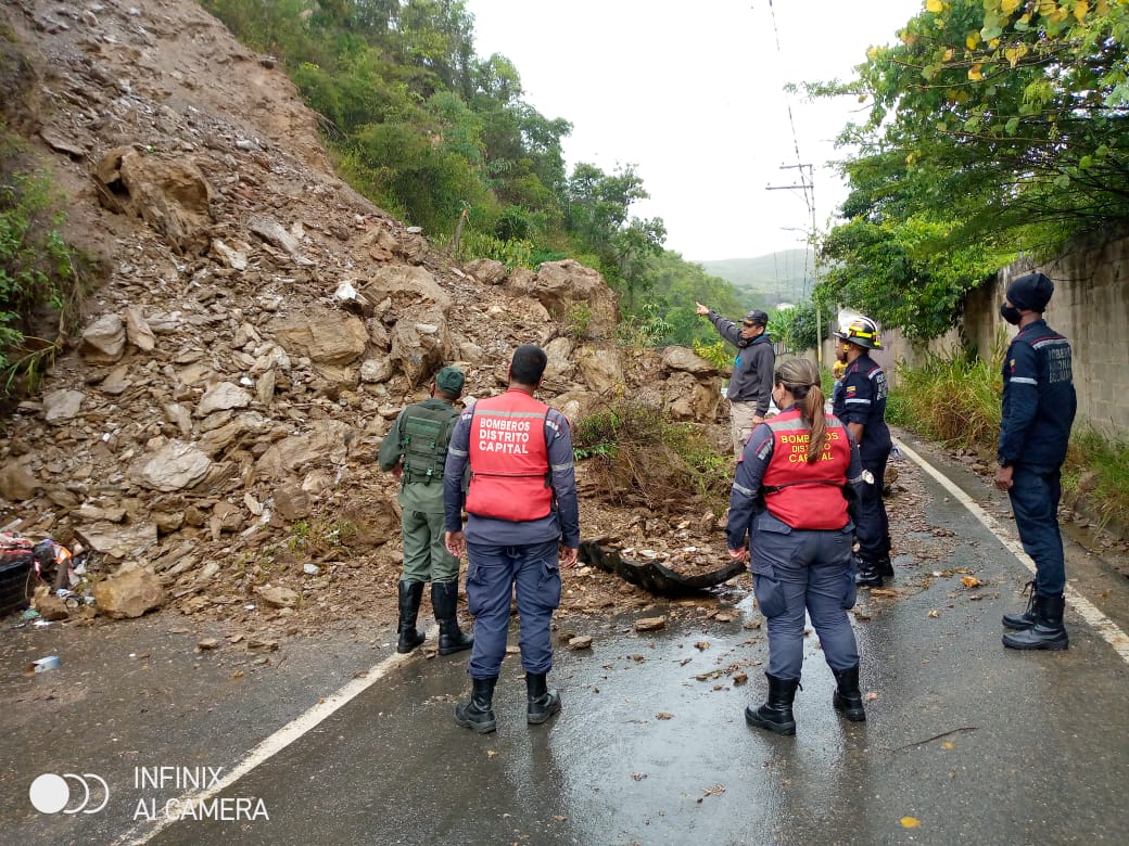 Lluvias generan anegaciones y desbordes de drenajes en Caracas