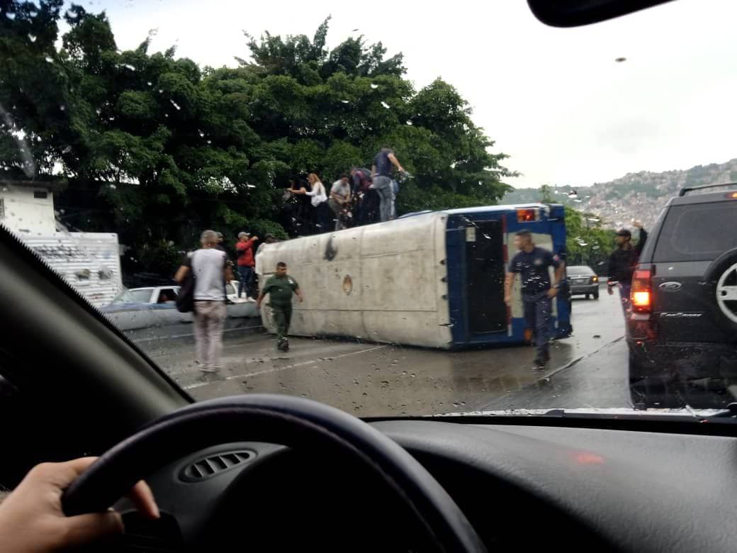 Un autobús se volcó a la salida del túnel La Planicie