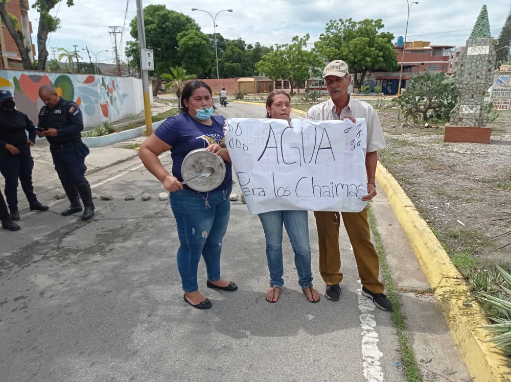 ¡Auxilio Hidrocaribe! Los vecinos de Los Chaimas en Cumaná ya andan “como camellos”