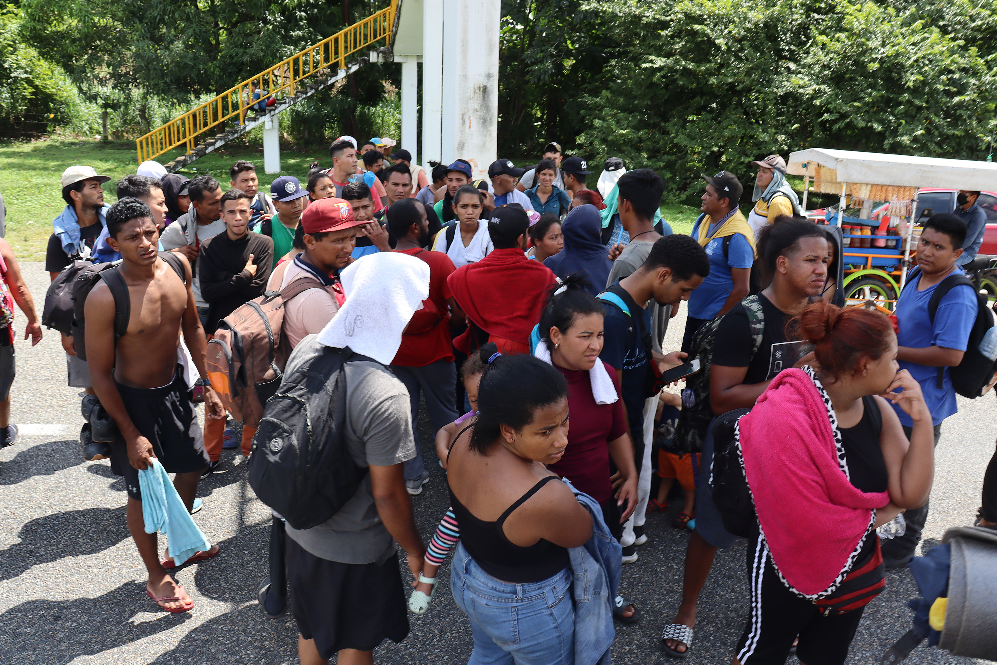 Caravana de migrantes que incluye venezolanos avanza entre denuncias de robos y violaciones en México