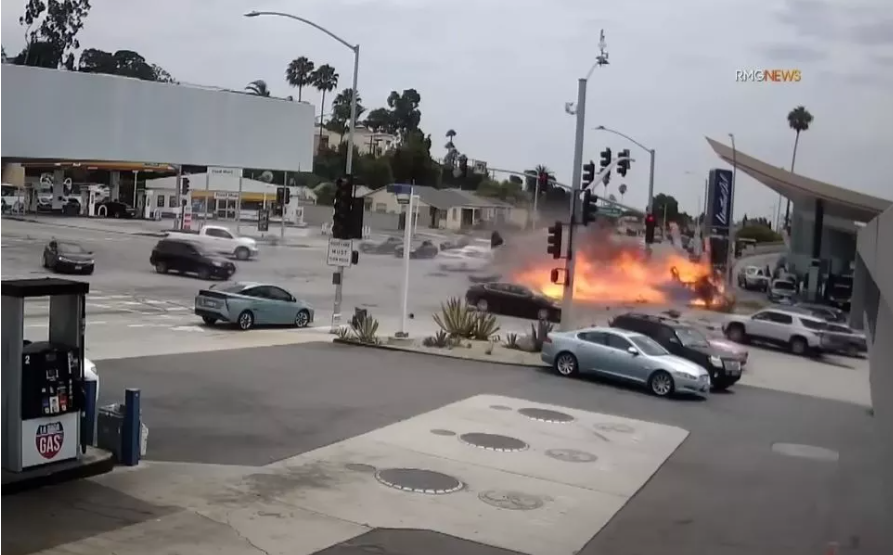 Impactante accidente: se pasó un semáforo y causó cinco muertes, incluida la de una embarazada (VIDEO)