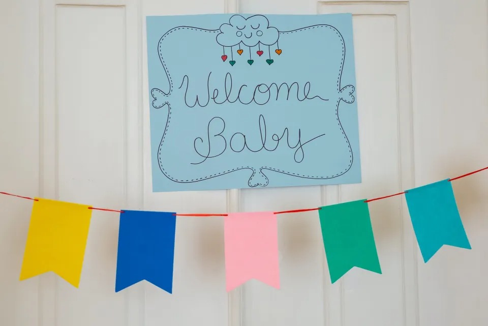 VIRAL: Hombre aprovechó y celebró el “baby shower” de sus dos esposas al mismo tiempo (VIDEO)