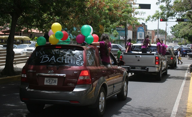 Caravana estudiantil culminó en tragedia: festejaba su graduación hasta que cayó de un camión en Guárico