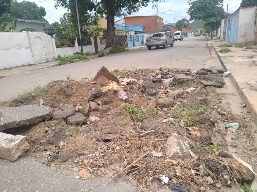 Las calles de La Caraqueña, el reflejo de la desidia chavista en Puerto La Cruz