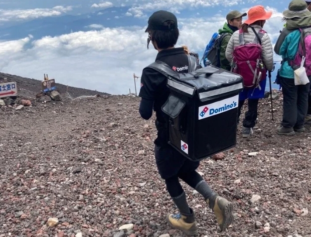 Repartidor tuvo que entregar una pizza en la cima del Monte Fuji