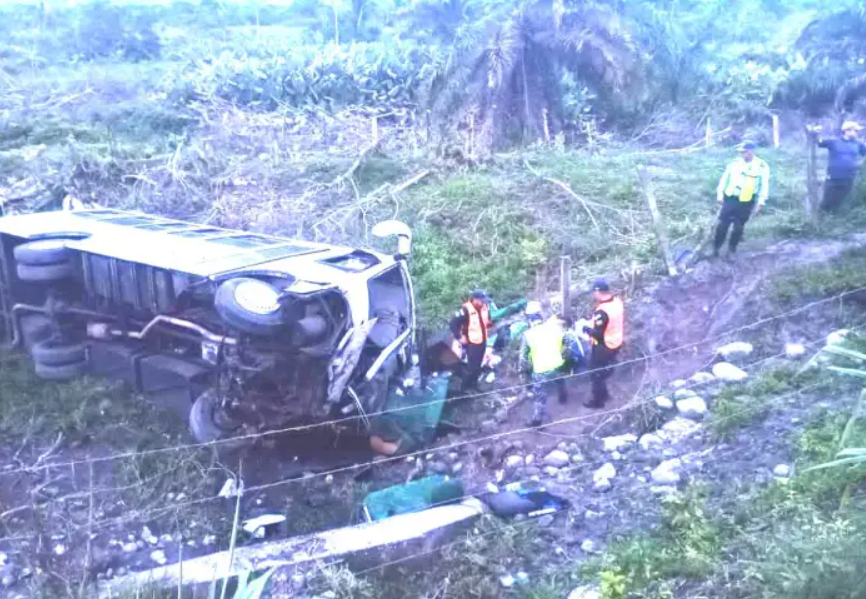 Múltiples lesionados tras volcamiento de una camioneta con 25 pasajeros en Táchira