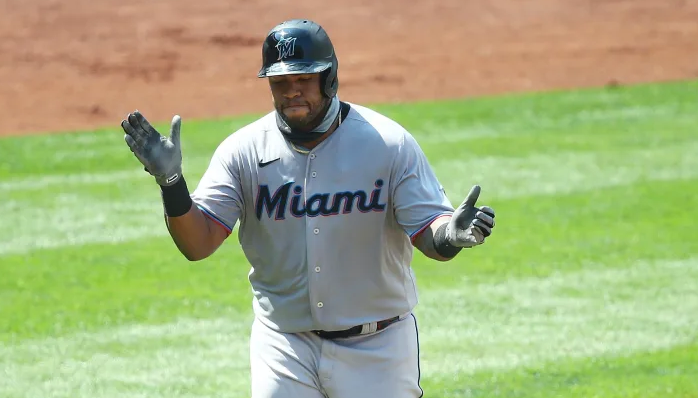 El venezolano Jesús Aguilar deja los Marlins de Miami