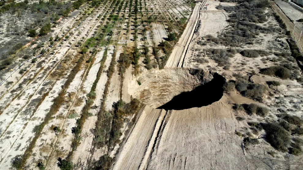 Calcularon cuánto mide el inmenso agujero que apareció en Chile y temen que siga creciendo