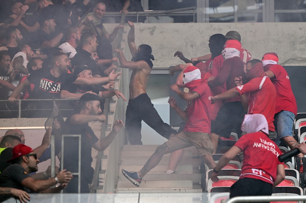 Violencia entre hinchas en la Conference League dejó 32 heridos