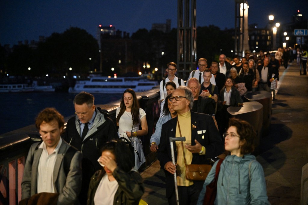 Miles de ciudadanos dan el último adiós a Isabel II en Westminster