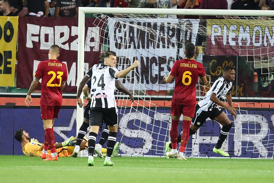 Udinese destrozó las aspiraciones de la Roma de Mourinho