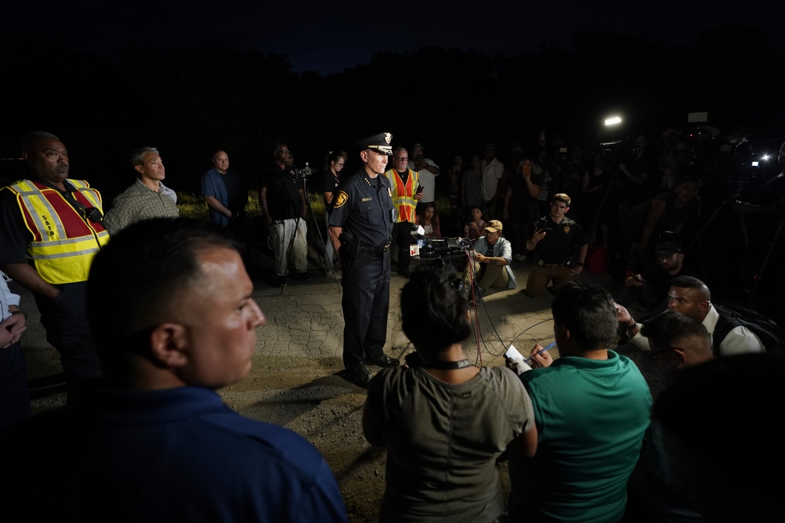 Decenas de migrantes fueron captados por cámaras infrarrojas cruzando la frontera de EEUU (VIDEO)