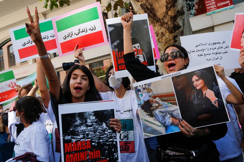 Angelina Jolie y Charlize Theron manifestaron su apoyo a las mujeres iraníes tras la muerte de Mahsa Amini: “Estamos a su lado”