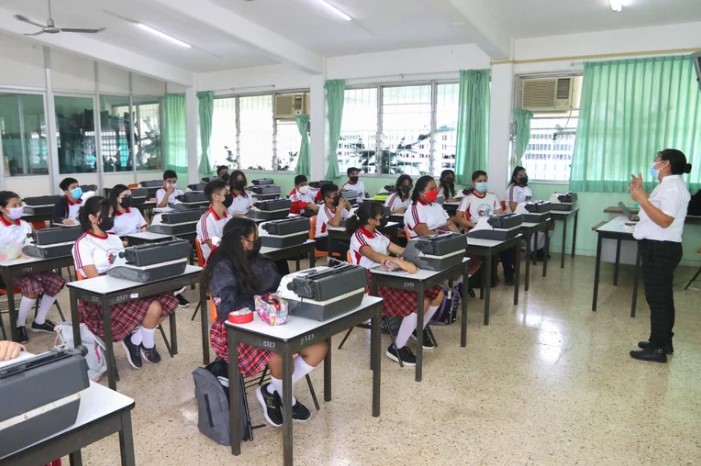 Por qué una profesora le regaló zapatos nuevos a un alumno en México y se volvió viral