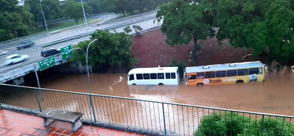 Con el agua hasta el cuello, así amanecieron los vecinos de Macaracuay #28Sep (Video)