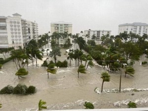 Impactante VIDEO: Casas flotando tras el impacto del huracán Ian en Florida