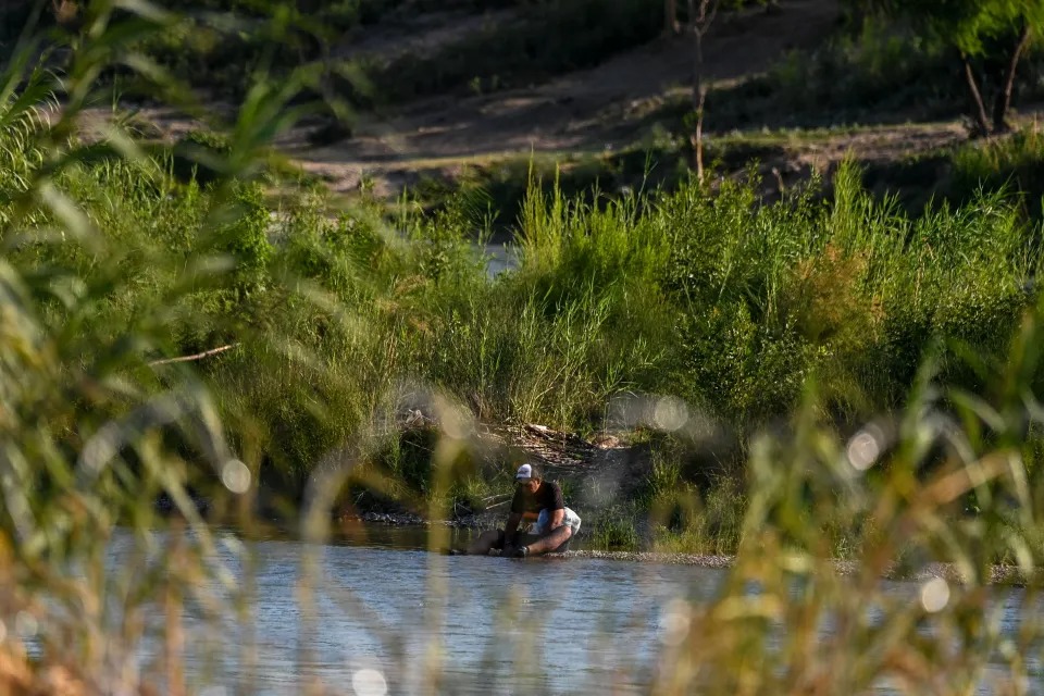 Captan en VIDEO el rescate de varios inmigrantes que se ahogaban en el río Grande