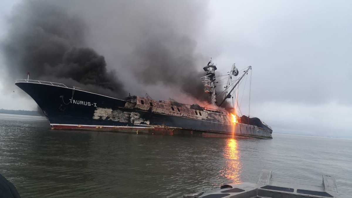 Buque venezolano envuelto en polémica por herir delfines se incendió en costas colombianas