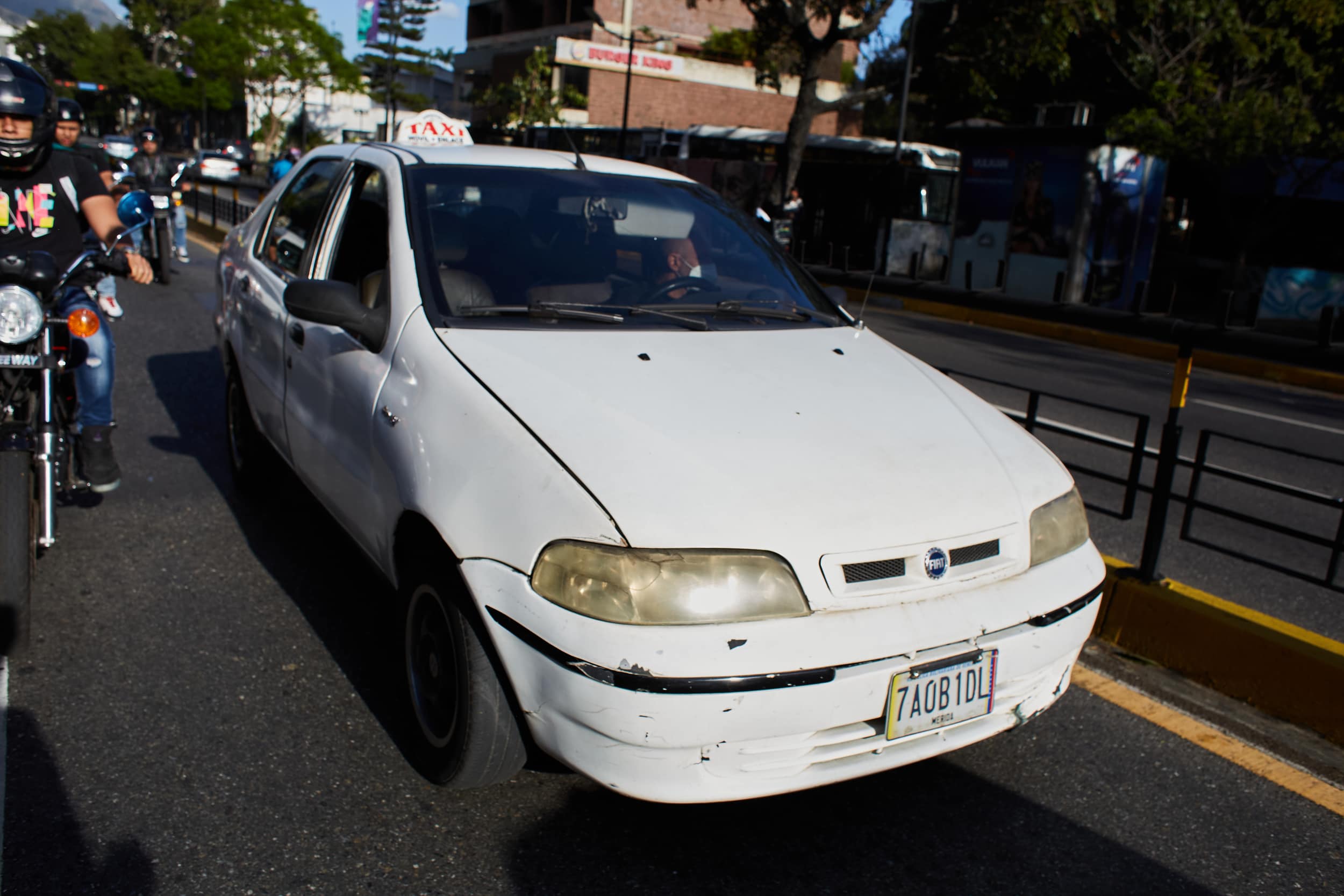 Periodista perdió su billetera en un Uber en Caracas y se sorprendió al ver la humilde respuesta del conductor (Tuit)