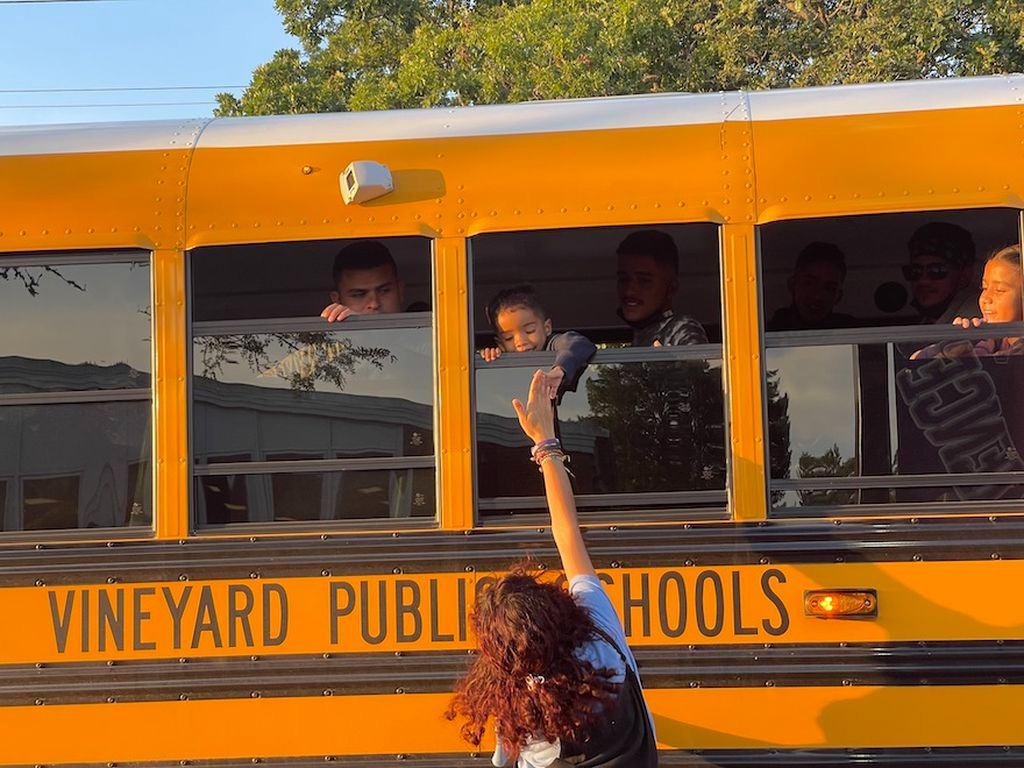 Lo que se sabe de la repentina llegada de decenas de migrantes venezolanos a Martha’s Vineyard