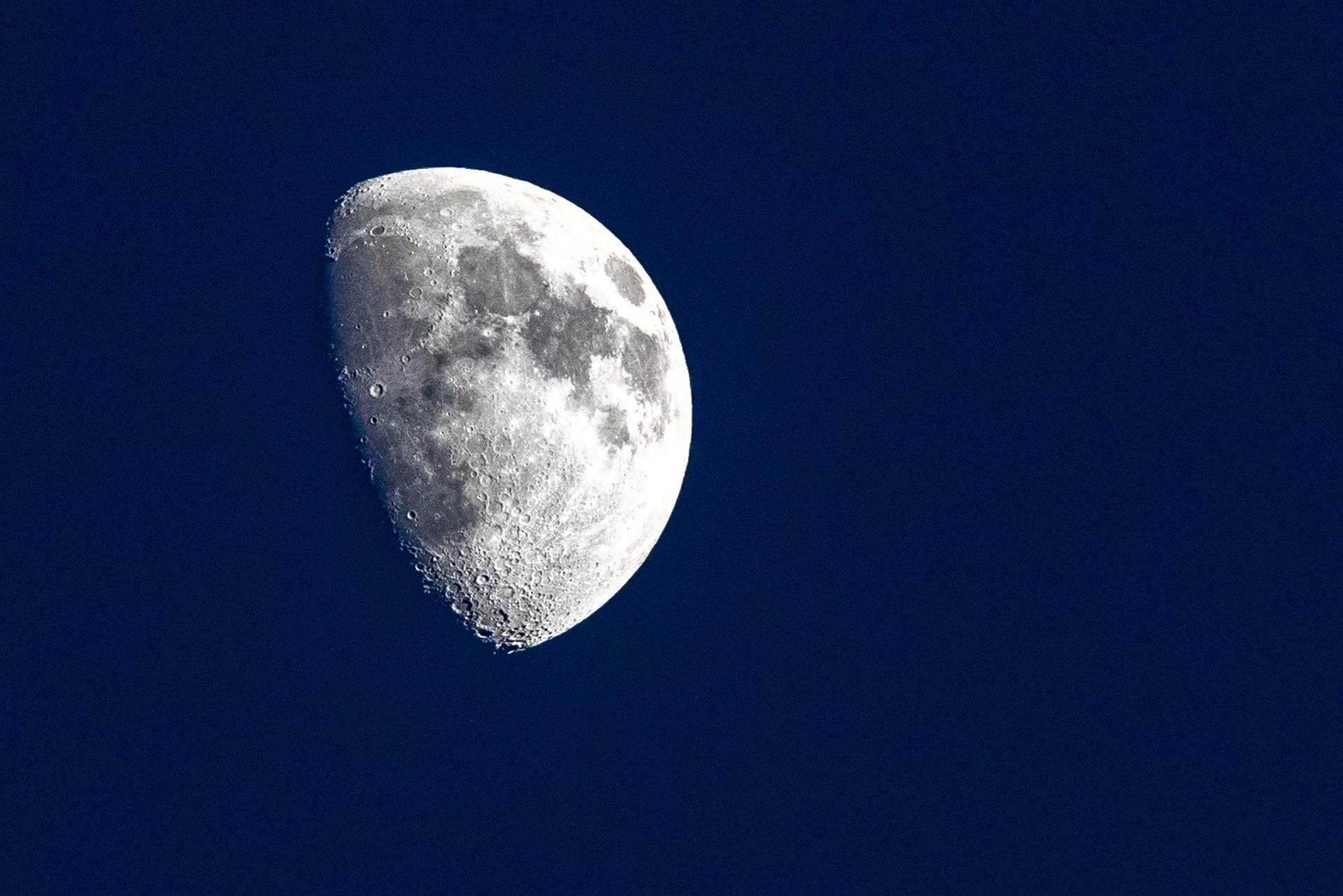 China descubre un nuevo mineral en la Luna