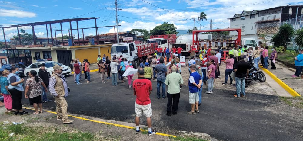 Les quitaron las bombonas y ahora pretenden darles “gato por liebre”: la última mamarrachada rojita en Táchira