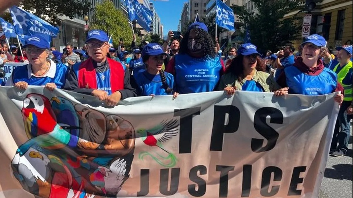 “Biden, escucha, estamos en la lucha”: Migrantes protestaron por el TPS frente a la Casa Blanca (VIDEO)