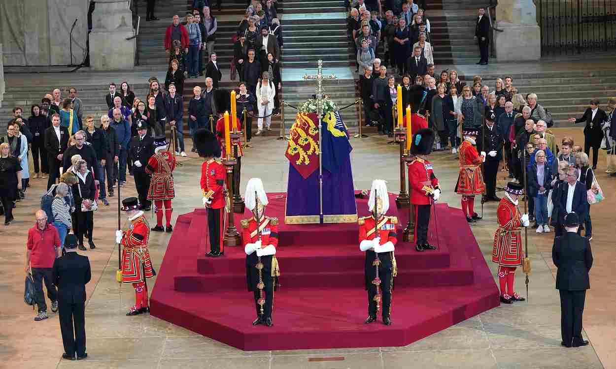 Detienen a un hombre por exhibir sus partes íntimas en la cola de la capilla ardiente de Isabel II