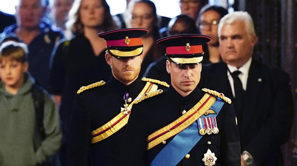 Sin reconciliación: William y Harry entraron juntos, pero se fueron por separado tras vigilia a Isabel II