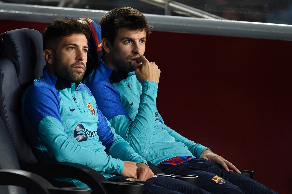 Hinchas criticaron otra vez la actitud de Piqué en el banco de suplentes (Video)