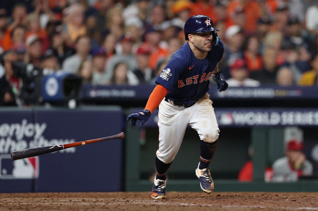 Con oportuna ofensiva, Astros vencieron a Filis y empataron la Serie Mundial