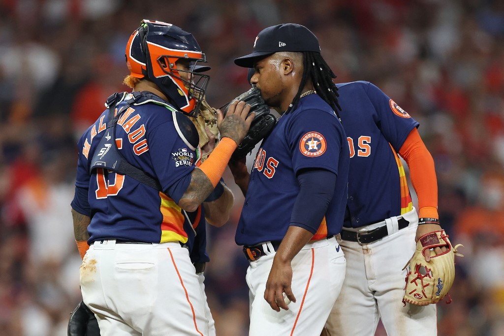 Acusaron a lanzador de los Astros de hacer trampa en la Serie Mundial (Video)