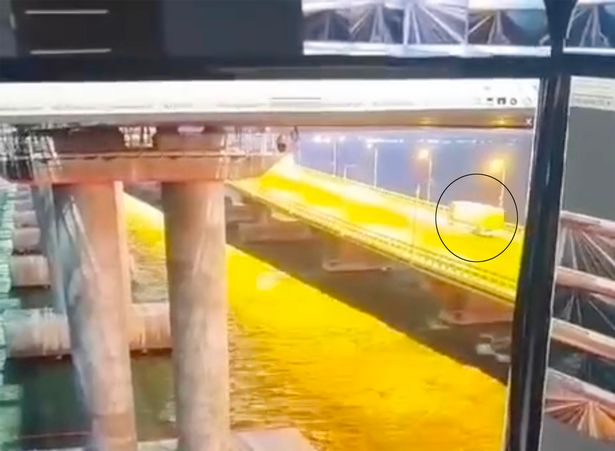 ¿Fue un dron submarino? VIDEO muestra una misteriosa ola bajo el puente de Crimea justo antes de la explosión