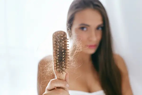 ¿Por qué con la edad nuestro cabello cambia de color y textura?