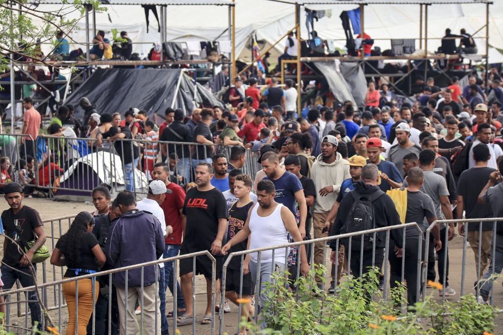 Venezolanos, a la deriva en México tras una semana de restricciones de EEUU