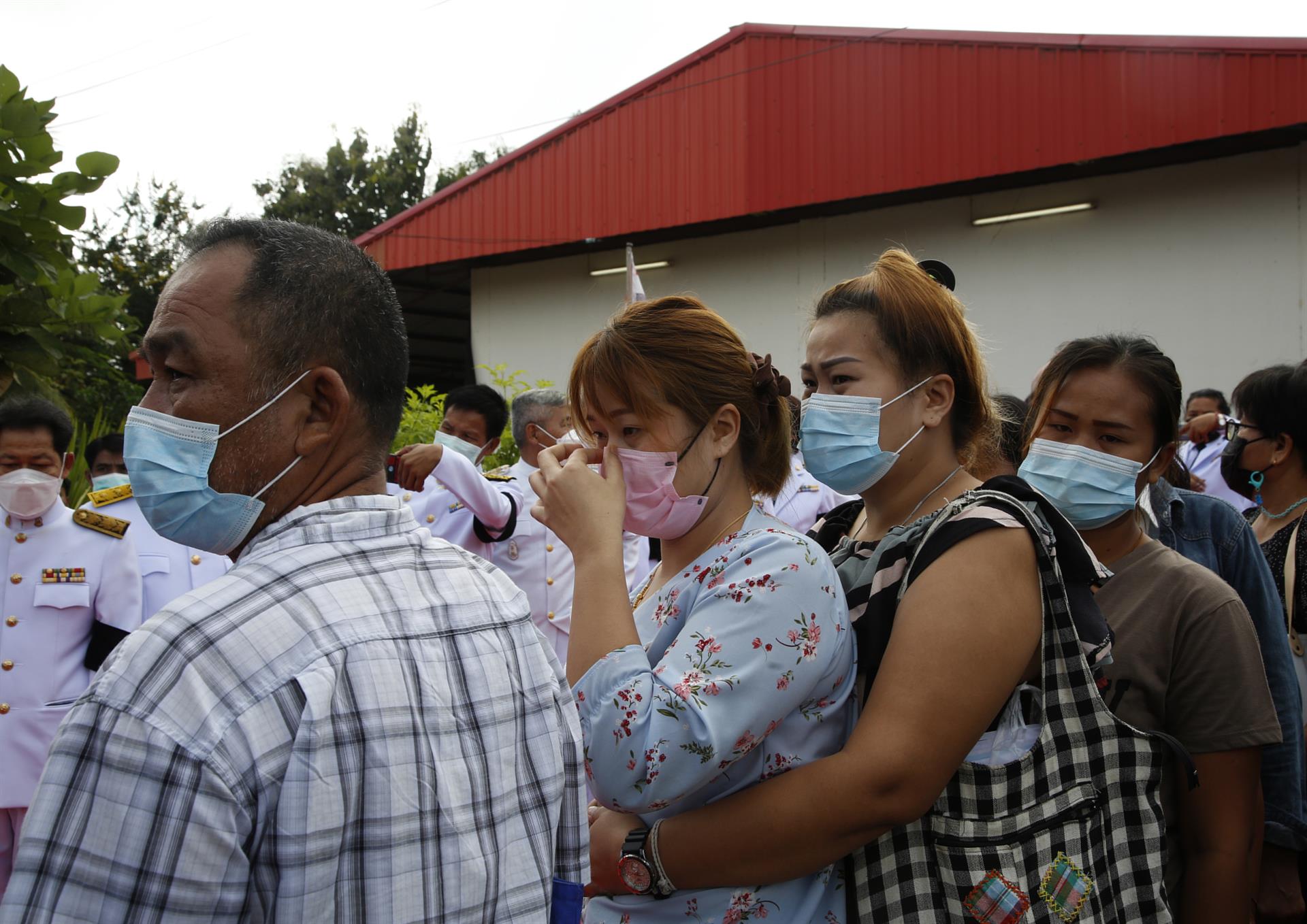 Familiares lloran a las víctimas de la matanza en la guardería de Tailandia