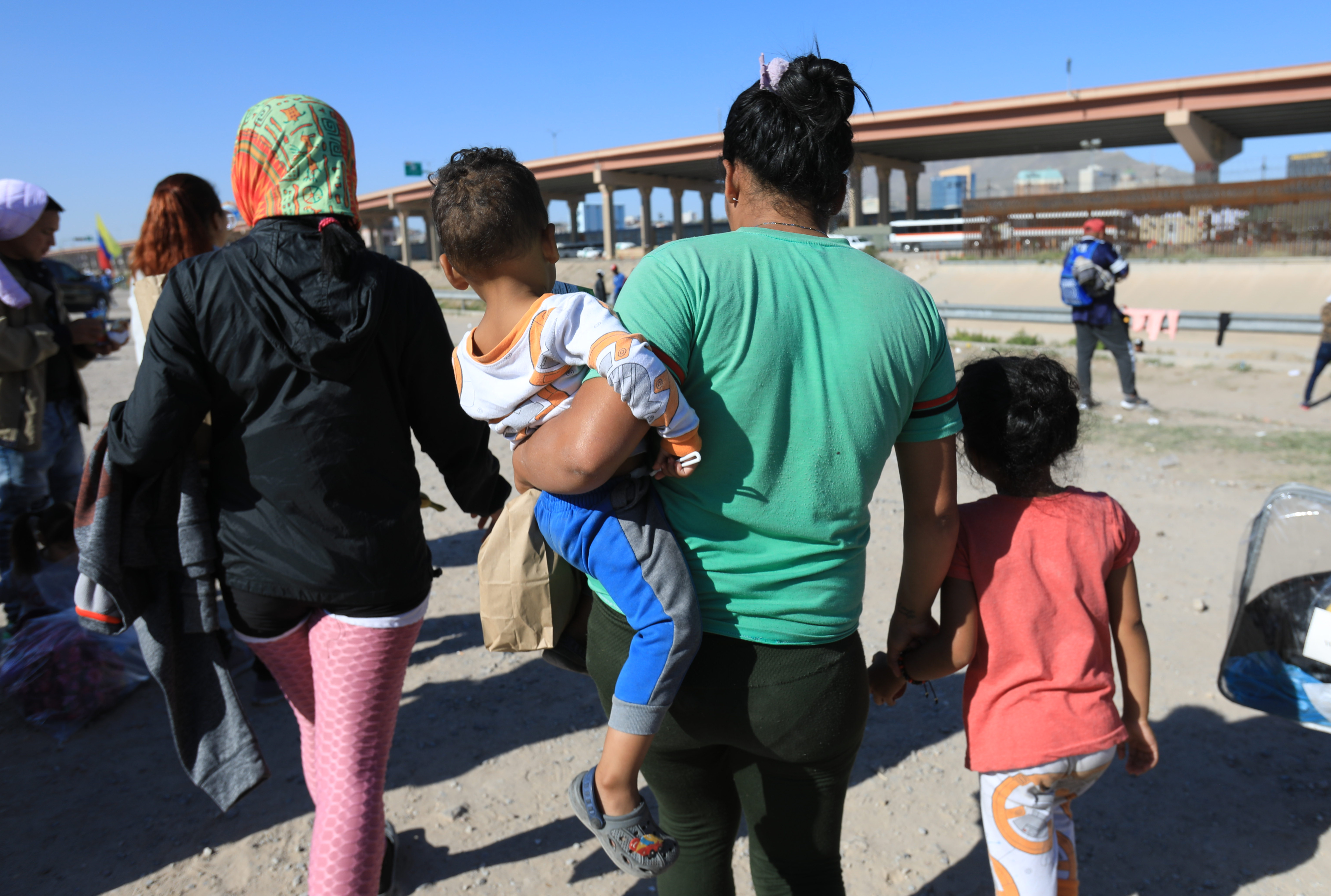 Madres migrantes venezolanas enfrentan frío y hambre en su recorrido por México